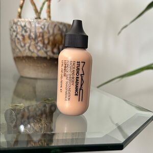 MAC Face & Body Radiant Sheer in C5
